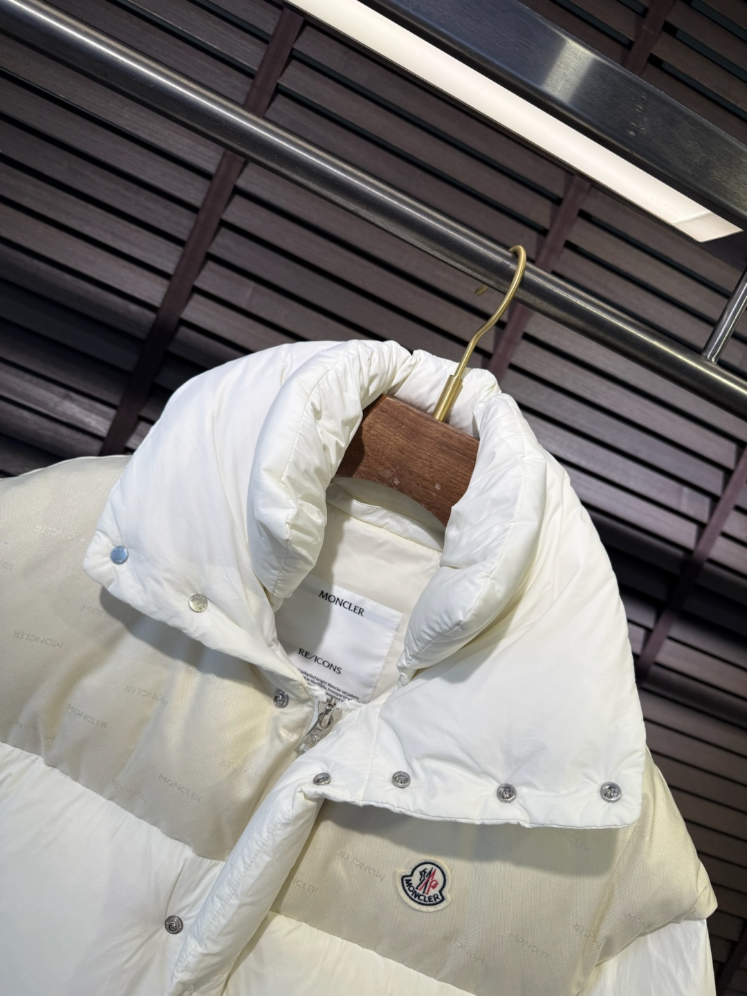 MQ&蒙👄FW2025新款长款羽绒服。男女均可穿，连帽可拆帽长款设计，适合凹各种造型；采用定制防风防雨面