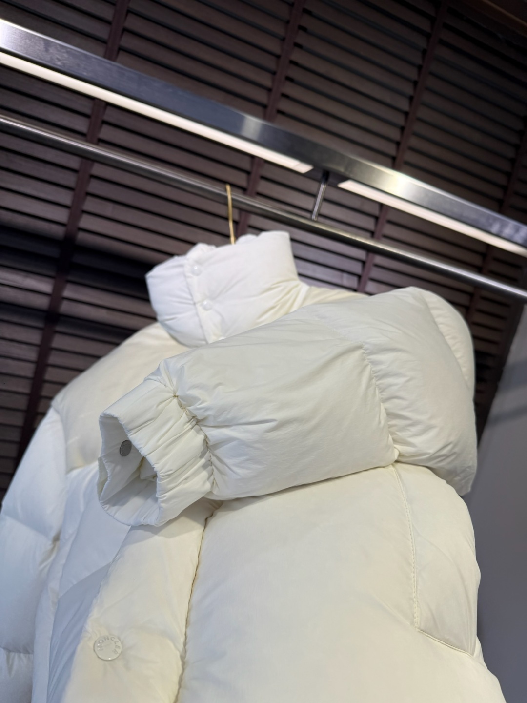 MQ&蒙👄FW2025新款长款羽绒服。男女均可穿，连帽可拆帽长款设计，适合凹各种造型；采用定制防风防雨面