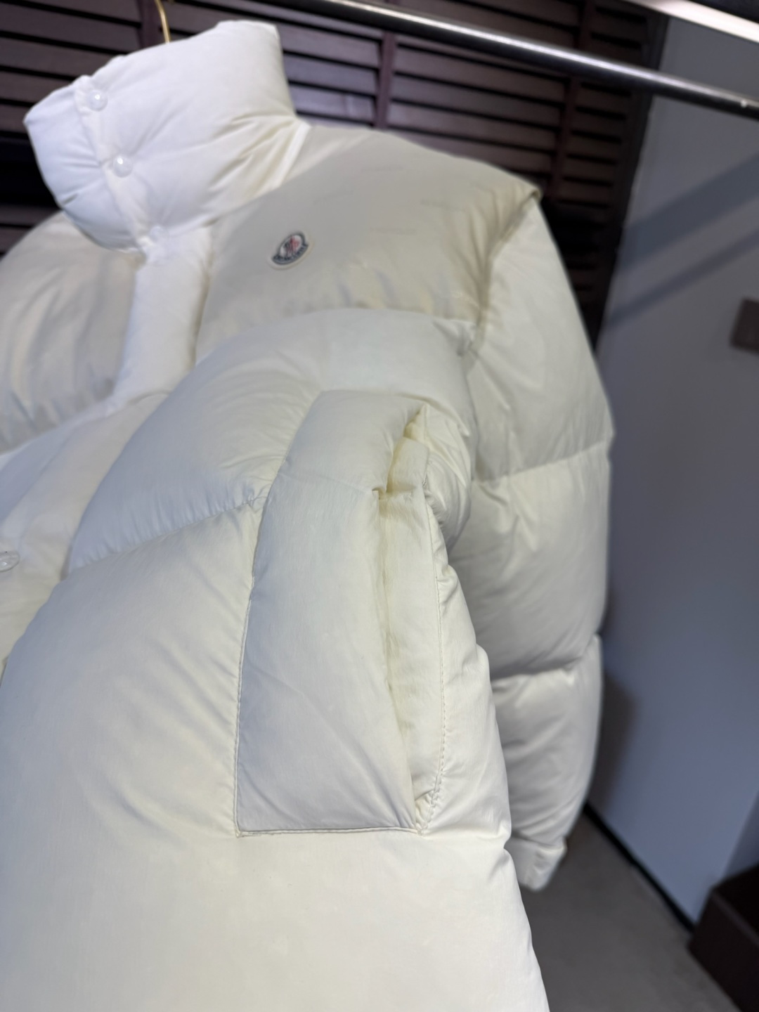 MQ&蒙👄FW2025新款长款羽绒服。男女均可穿，连帽可拆帽长款设计，适合凹各种造型；采用定制防风防雨面