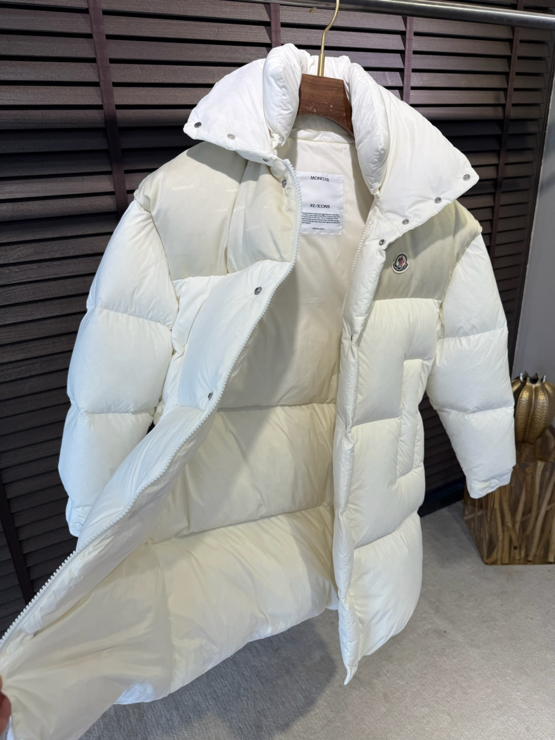 MQ&蒙👄FW2025新款长款羽绒服。男女均可穿，连帽可拆帽长款设计，适合凹各种造型；采用定制防风防雨面