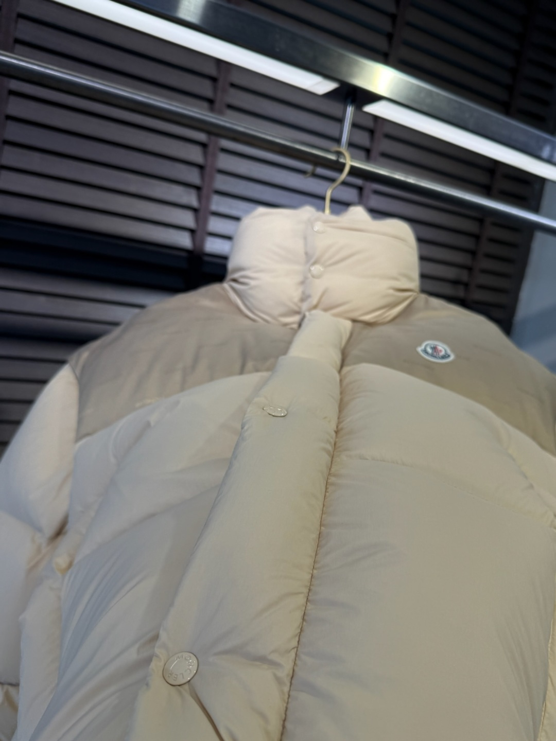 MQ&蒙👄FW2025新款长款羽绒服。男女均可穿，连帽可拆帽长款设计，适合凹各种造型；采用定制防风防雨面