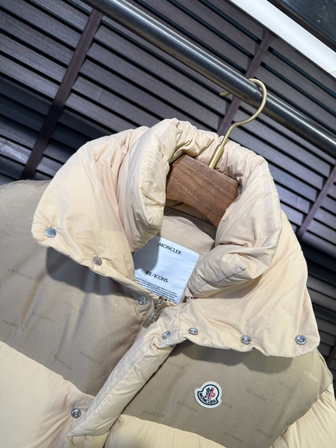 MQ&蒙👄FW2025新款长款羽绒服。男女均可穿，连帽可拆帽长款设计，适合凹各种造型；采用定制防风防雨面