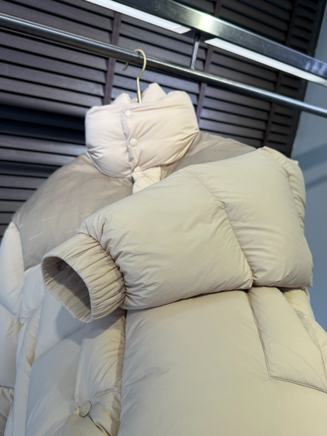 MQ&蒙👄FW2025新款长款羽绒服。男女均可穿，连帽可拆帽长款设计，适合凹各种造型；采用定制防风防雨面