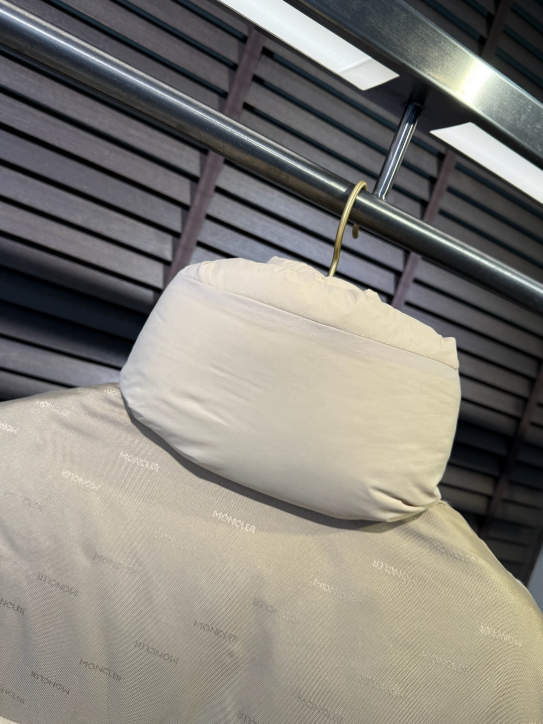 MQ&蒙👄FW2025新款长款羽绒服。男女均可穿，连帽可拆帽长款设计，适合凹各种造型；采用定制防风防雨面