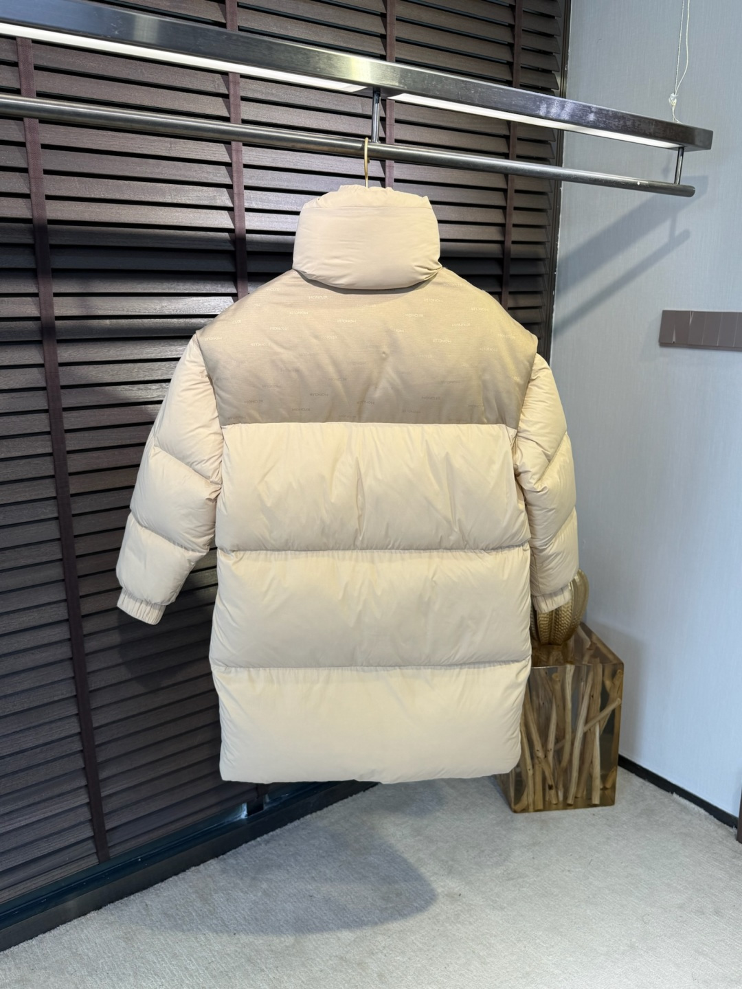 MQ&蒙👄FW2025新款长款羽绒服。男女均可穿，连帽可拆帽长款设计，适合凹各种造型；采用定制防风防雨面