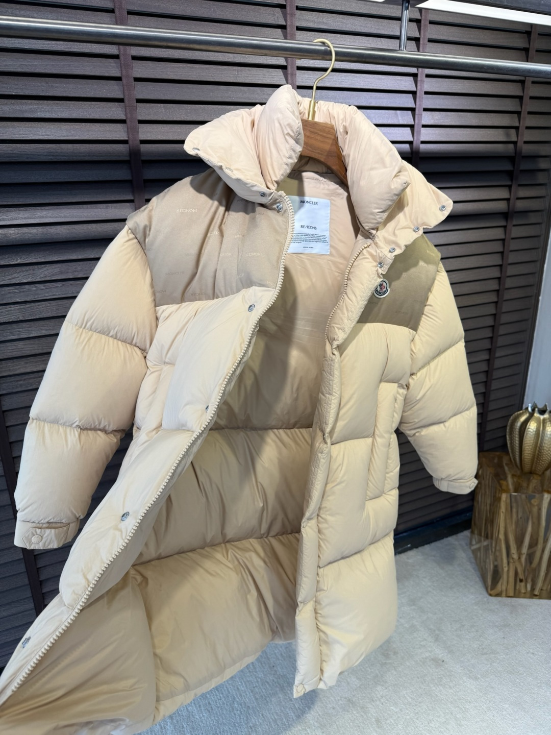 MQ&蒙👄FW2025新款长款羽绒服。男女均可穿，连帽可拆帽长款设计，适合凹各种造型；采用定制防风防雨面