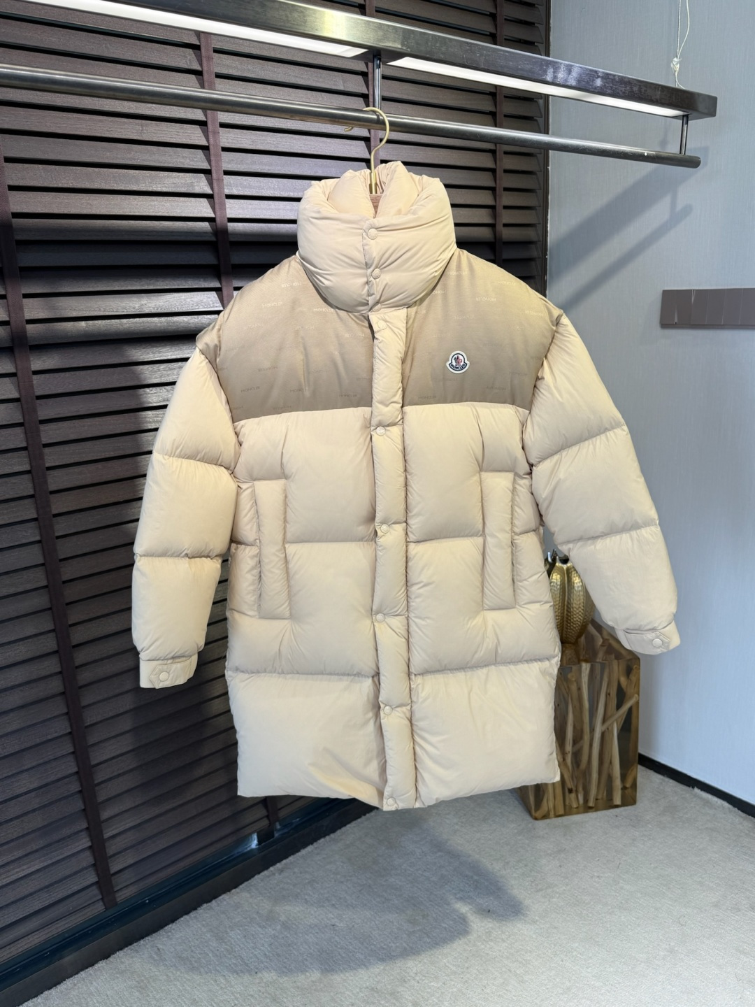 MQ&蒙👄FW2025新款长款羽绒服。男女均可穿，连帽可拆帽长款设计，适合凹各种造型；采用定制防风防雨面