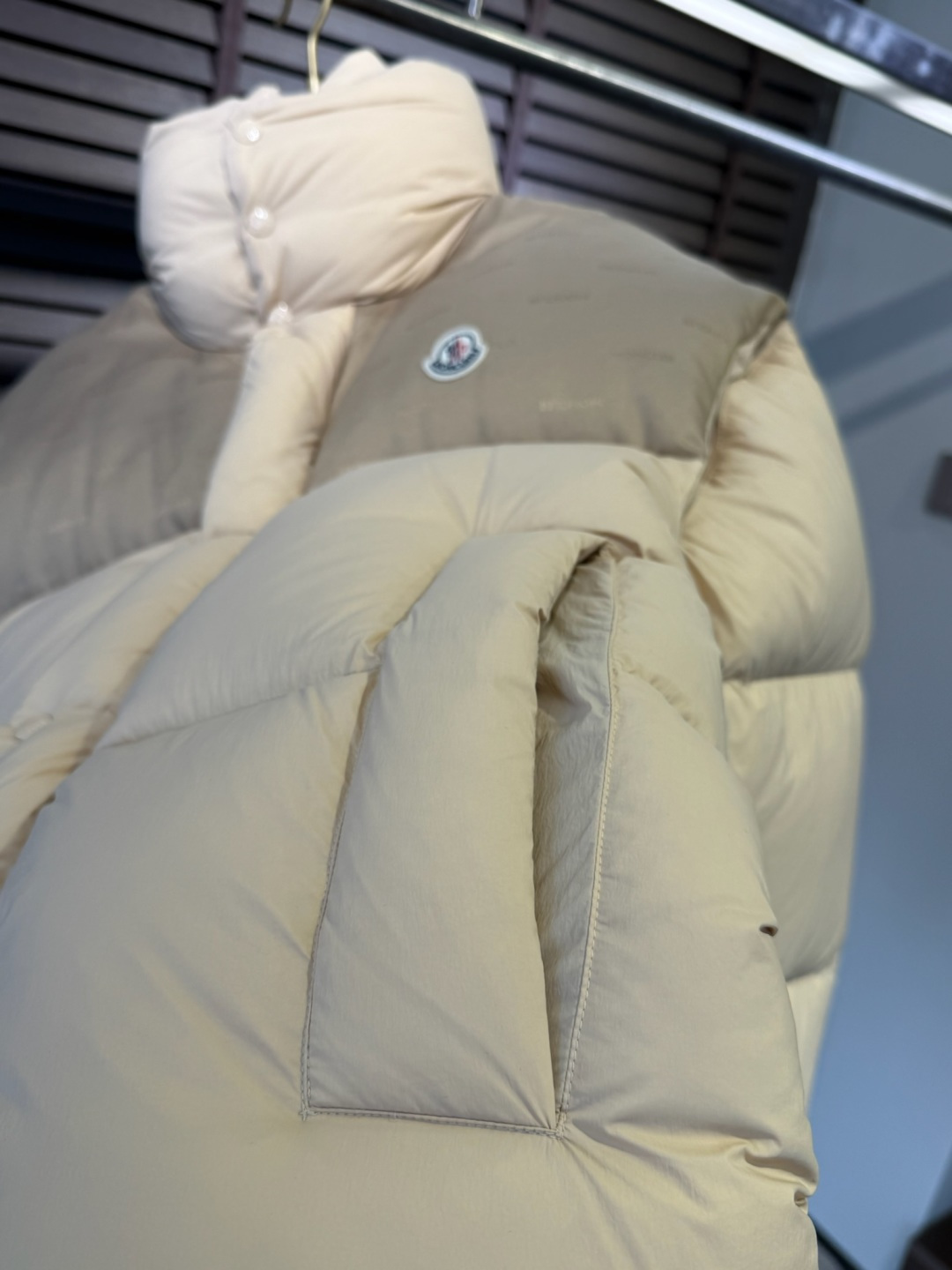MQ&蒙👄FW2025新款长款羽绒服。男女均可穿，连帽可拆帽长款设计，适合凹各种造型；采用定制防风防雨面