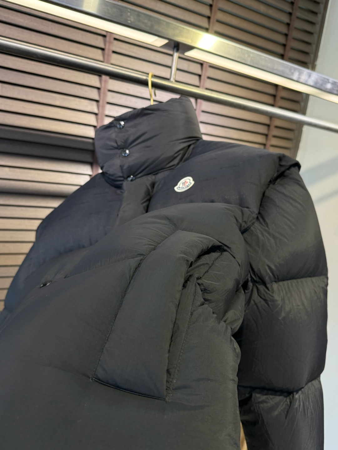 MQ&蒙👄FW2025新款长款羽绒服。男女均可穿，连帽可拆帽长款设计，适合凹各种造型；采用定制防风防雨面