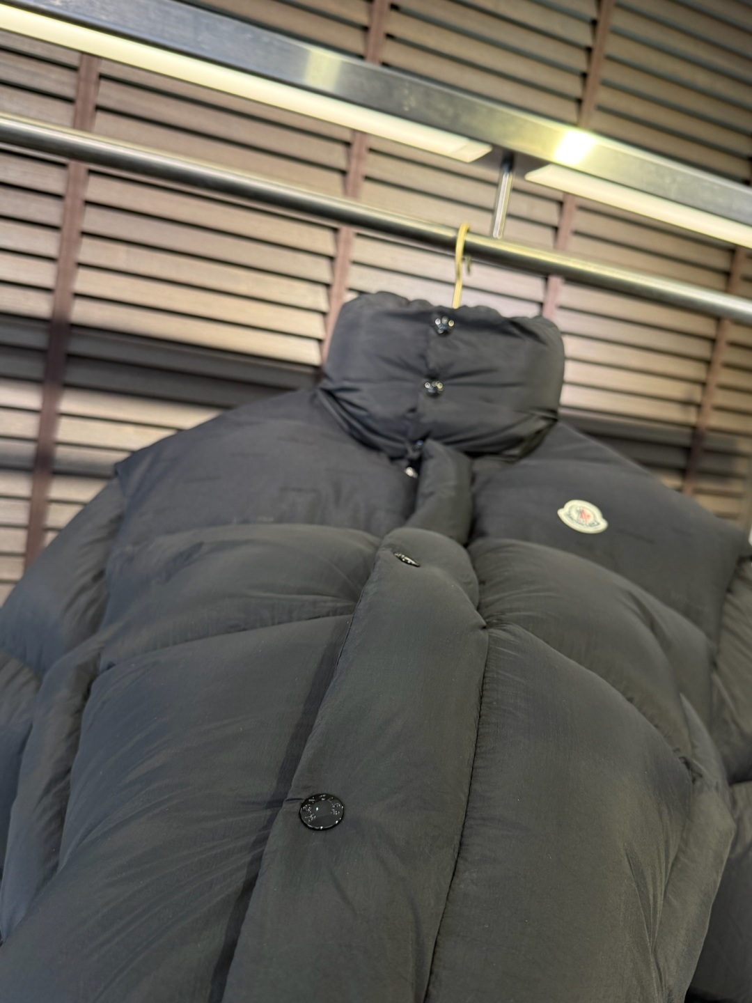 MQ&蒙👄FW2025新款长款羽绒服。男女均可穿，连帽可拆帽长款设计，适合凹各种造型；采用定制防风防雨面