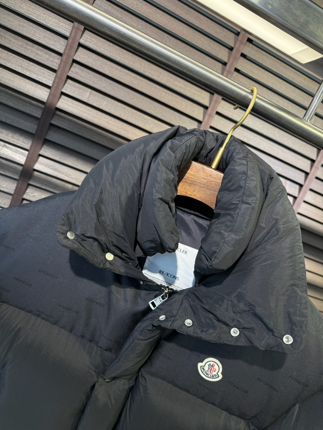 MQ&蒙👄FW2025新款长款羽绒服。男女均可穿，连帽可拆帽长款设计，适合凹各种造型；采用定制防风防雨面