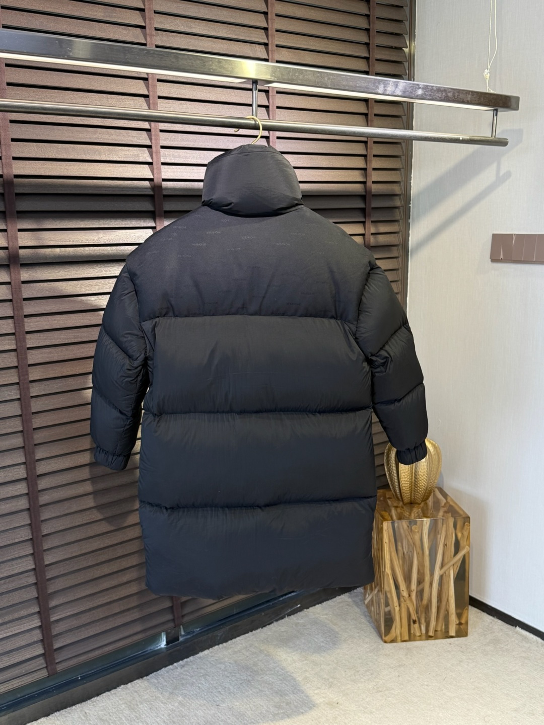 MQ&蒙👄FW2025新款长款羽绒服。男女均可穿，连帽可拆帽长款设计，适合凹各种造型；采用定制防风防雨面