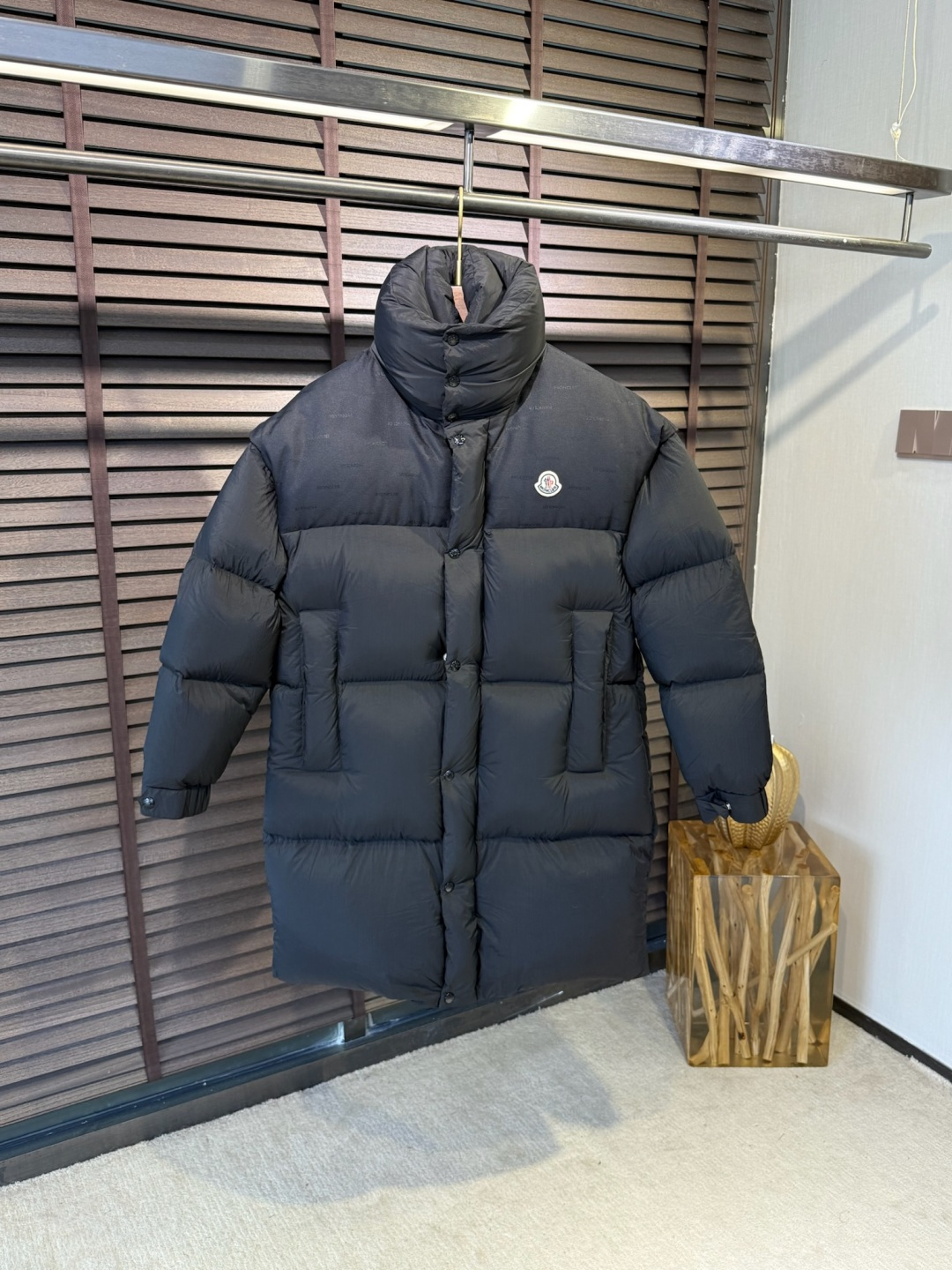 MQ&蒙👄FW2025新款长款羽绒服。男女均可穿，连帽可拆帽长款设计，适合凹各种造型；采用定制防风防雨面