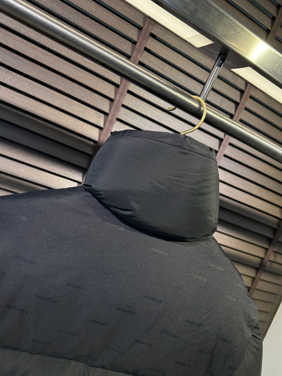 MQ&蒙👄FW2025新款长款羽绒服。男女均可穿，连帽可拆帽长款设计，适合凹各种造型；采用定制防风防雨面