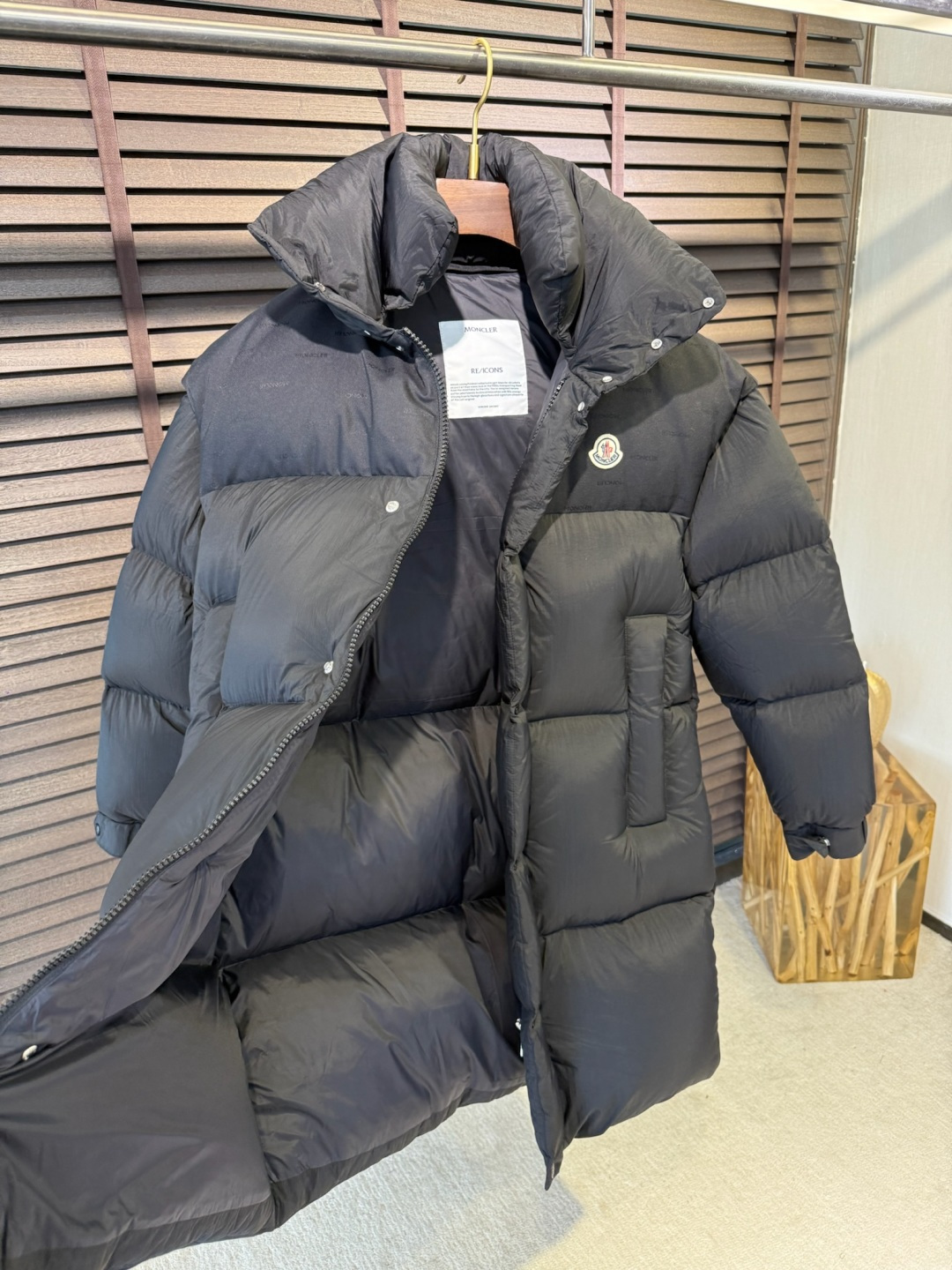 MQ&蒙👄FW2025新款长款羽绒服。男女均可穿，连帽可拆帽长款设计，适合凹各种造型；采用定制防风防雨面