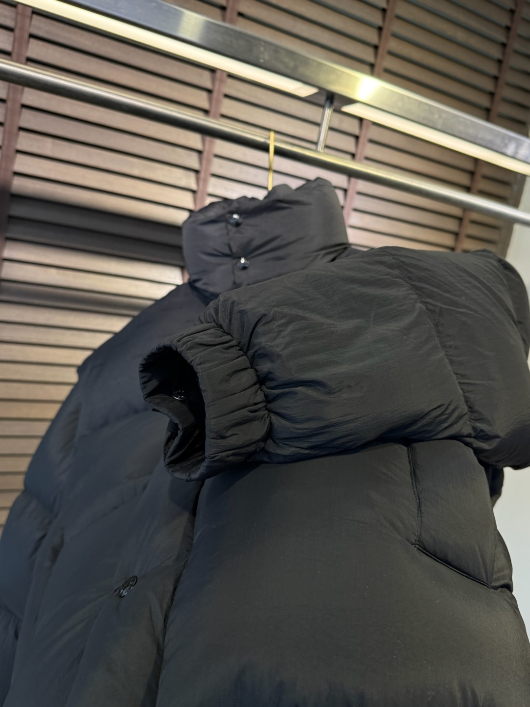 MQ&蒙👄FW2025新款长款羽绒服。男女均可穿，连帽可拆帽长款设计，适合凹各种造型；采用定制防风防雨面