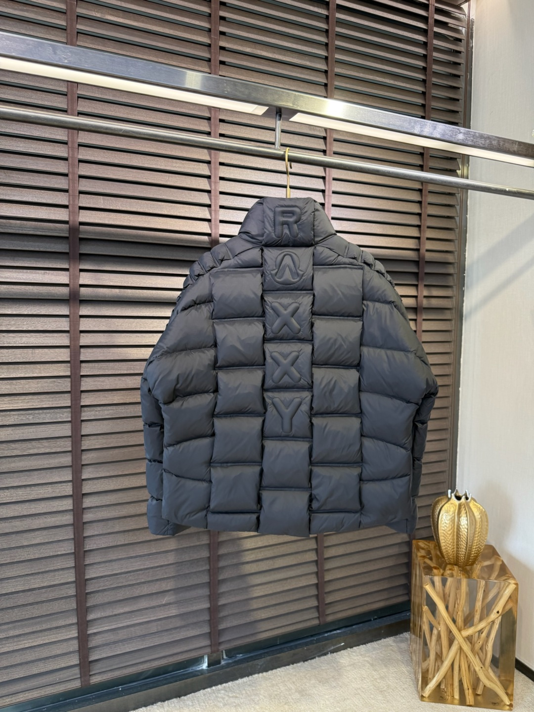 MQ&蒙蔻2025秋冬连帽羽绒服。柜子在售爆款。金典款，男女同款，情侣款，全家福款。采用定制防风防雨面料