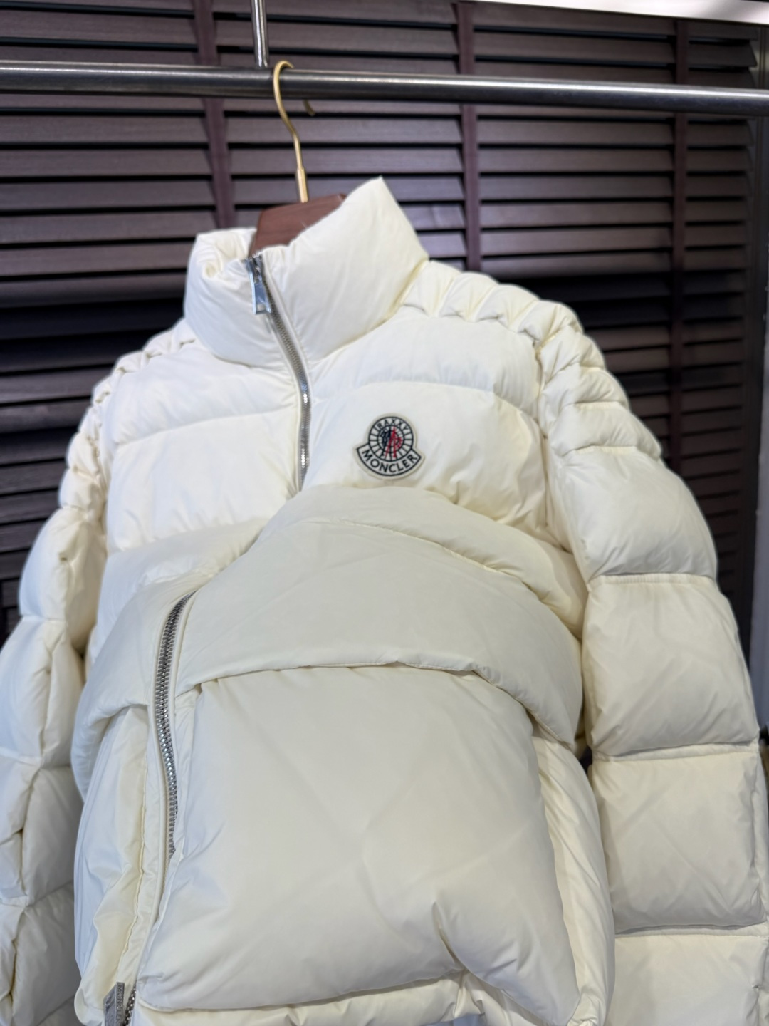 MQ&蒙蔻2025秋冬连帽羽绒服。柜子在售爆款。金典款，男女同款，情侣款，全家福款。采用定制防风防雨面料