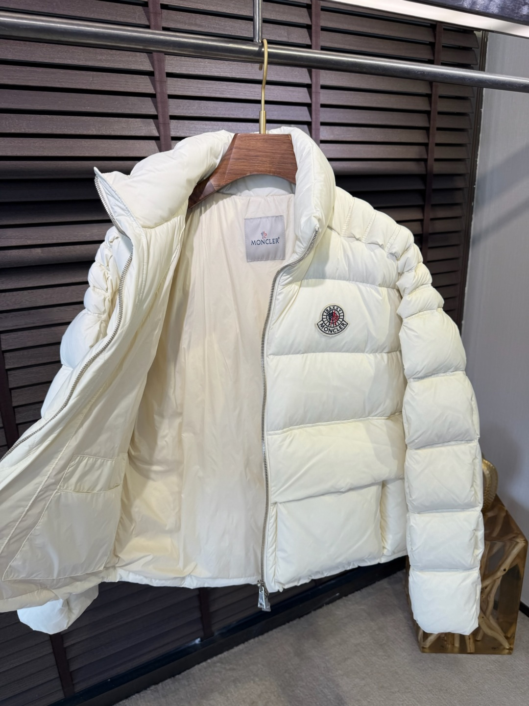 MQ&蒙蔻2025秋冬连帽羽绒服。柜子在售爆款。金典款，男女同款，情侣款，全家福款。采用定制防风防雨面料