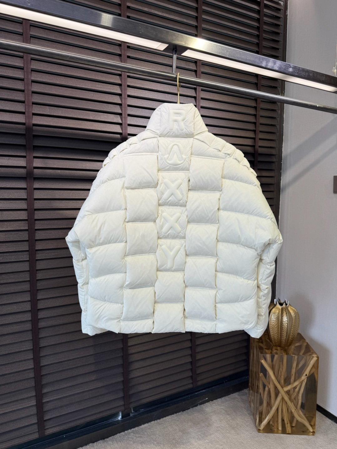 MQ&蒙蔻2025秋冬连帽羽绒服。柜子在售爆款。金典款，男女同款，情侣款，全家福款。采用定制防风防雨面料