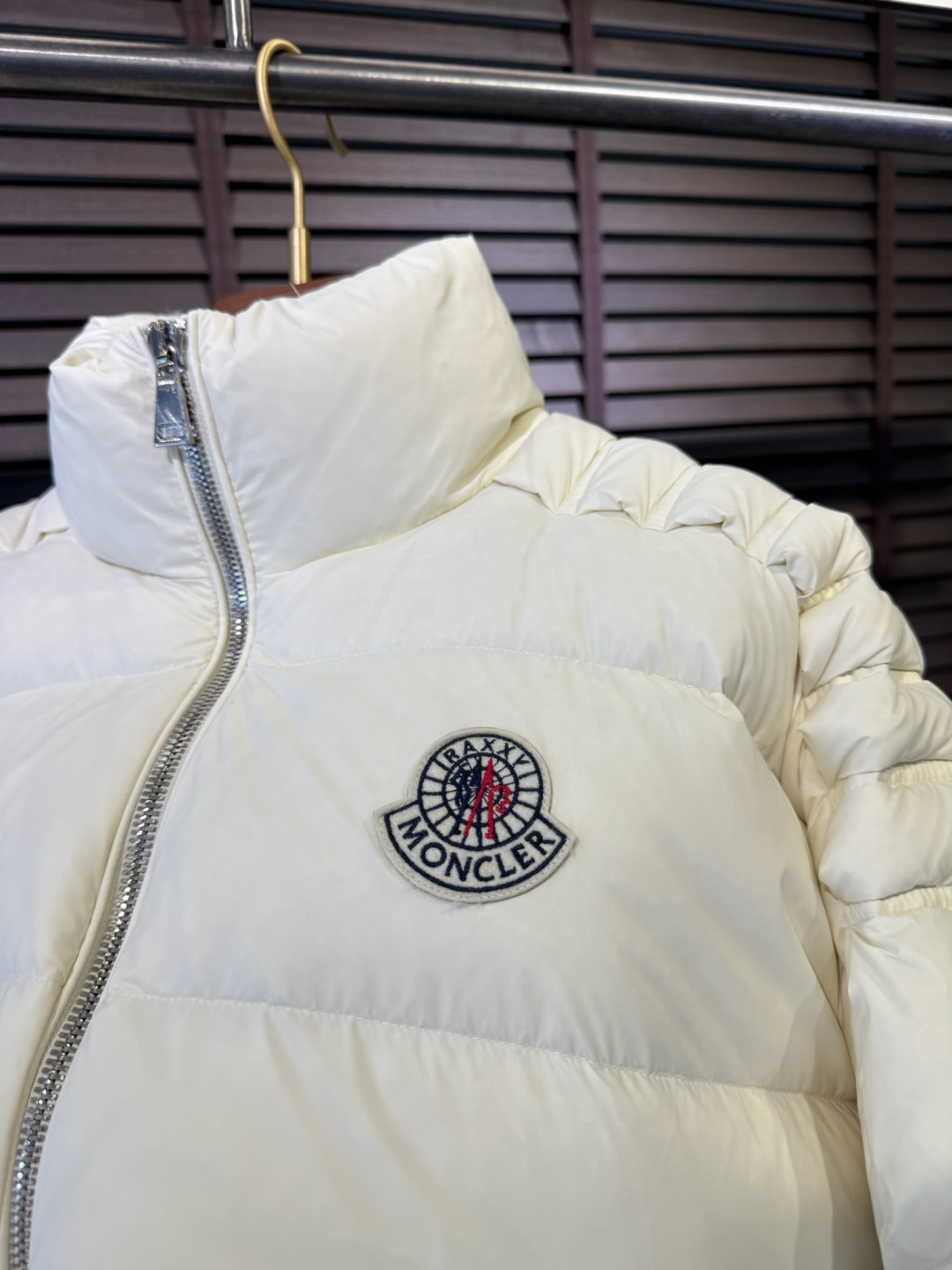 MQ&蒙蔻2025秋冬连帽羽绒服。柜子在售爆款。金典款，男女同款，情侣款，全家福款。采用定制防风防雨面料