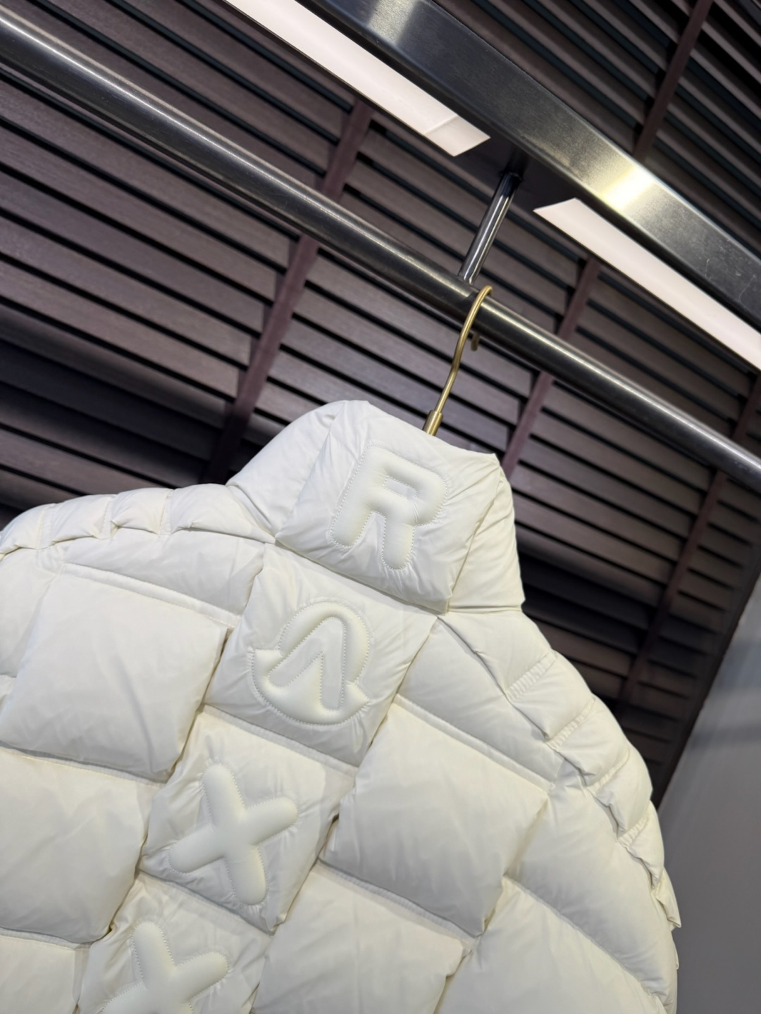 MQ&蒙蔻2025秋冬连帽羽绒服。柜子在售爆款。金典款，男女同款，情侣款，全家福款。采用定制防风防雨面料