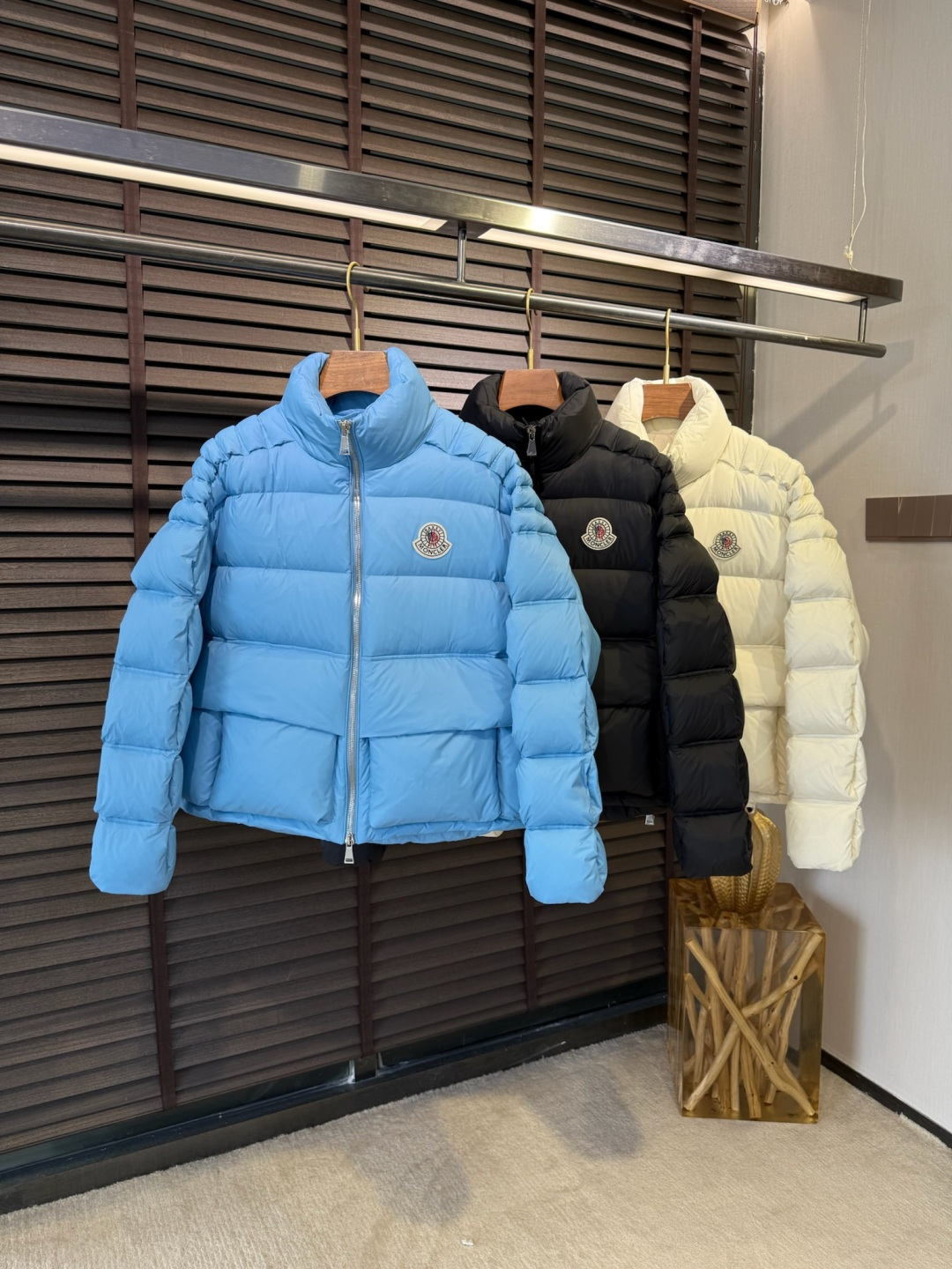 MQ&蒙蔻2025秋冬连帽羽绒服。柜子在售爆款。金典款，男女同款，情侣款，全家福款。采用定制防风防雨面料