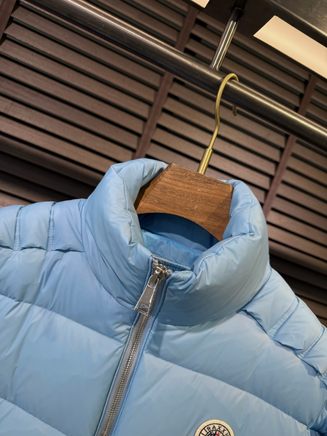 MQ&蒙蔻2025秋冬连帽羽绒服。柜子在售爆款。金典款，男女同款，情侣款，全家福款。采用定制防风防雨面料