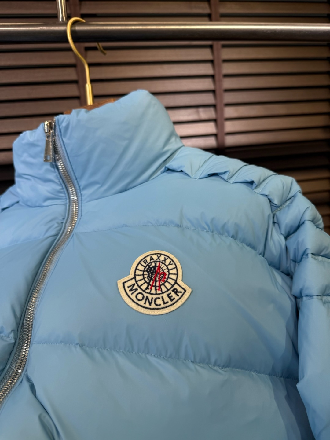 MQ&蒙蔻2025秋冬连帽羽绒服。柜子在售爆款。金典款，男女同款，情侣款，全家福款。采用定制防风防雨面料