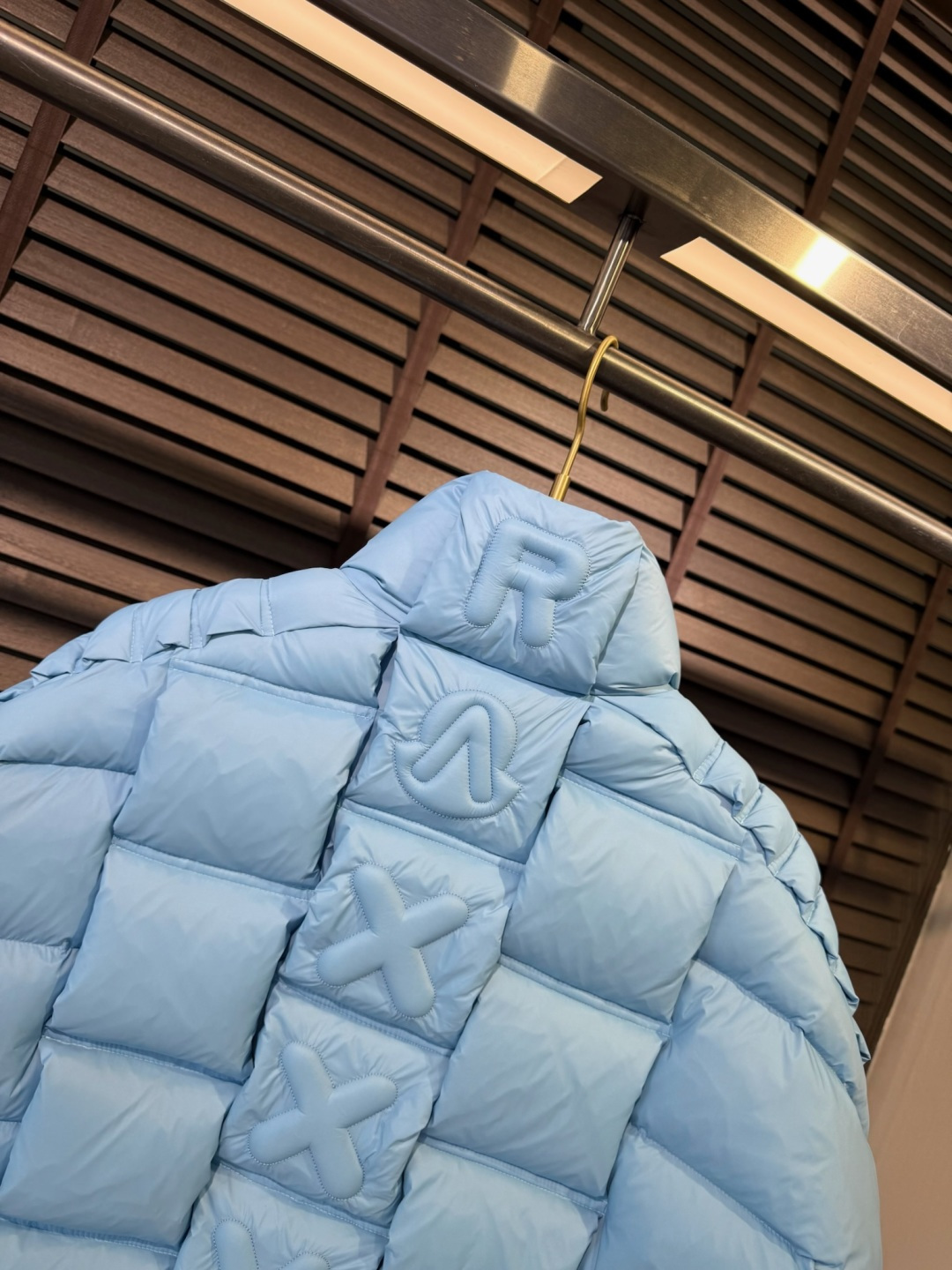 MQ&蒙蔻2025秋冬连帽羽绒服。柜子在售爆款。金典款，男女同款，情侣款，全家福款。采用定制防风防雨面料