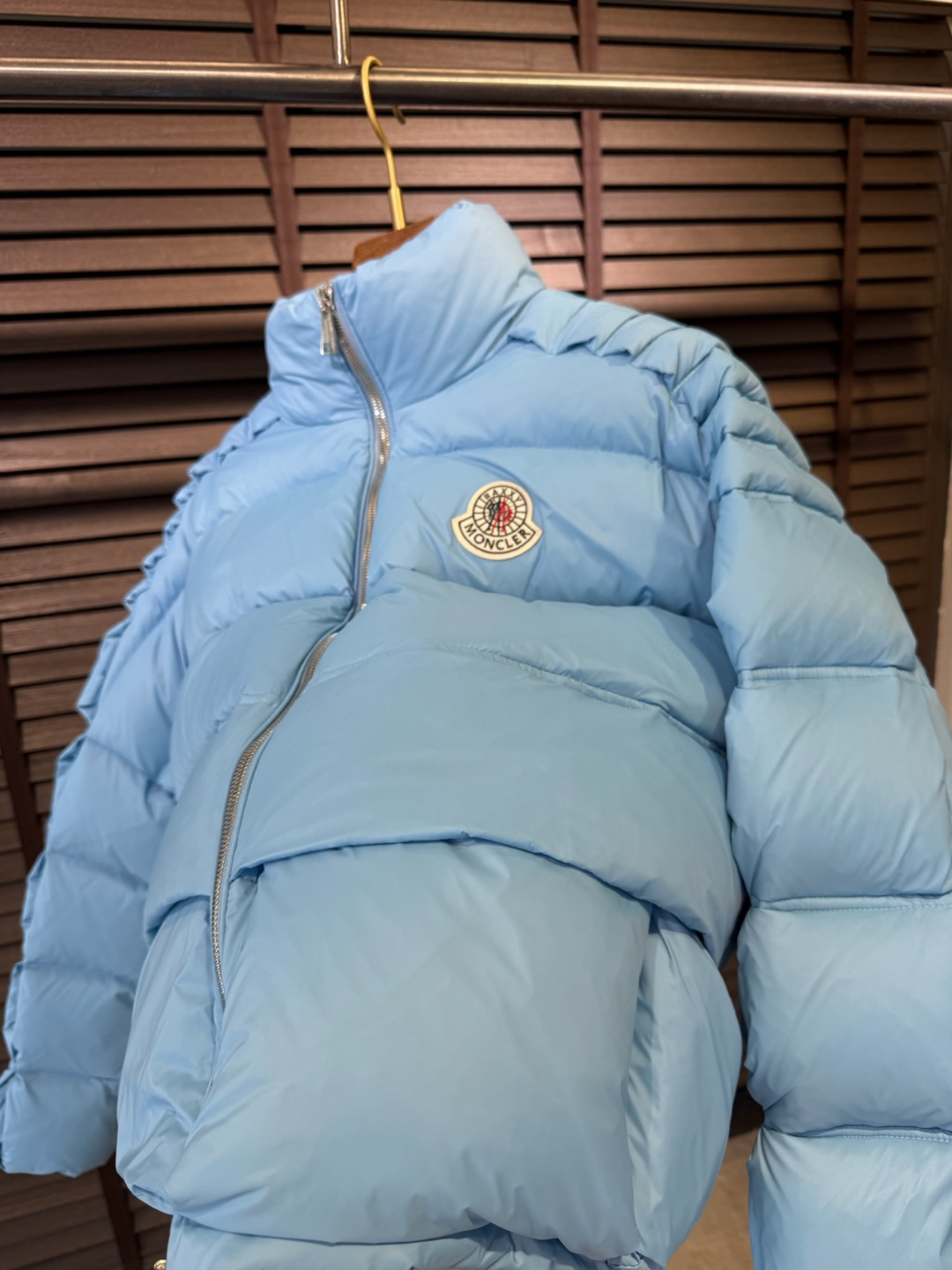MQ&蒙蔻2025秋冬连帽羽绒服。柜子在售爆款。金典款，男女同款，情侣款，全家福款。采用定制防风防雨面料