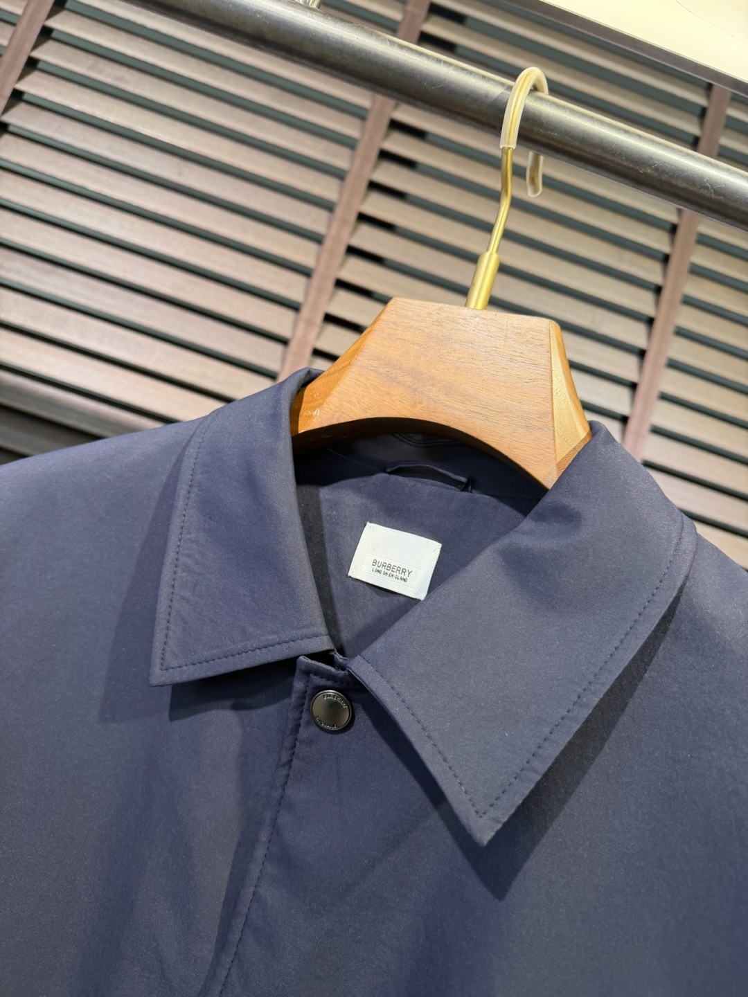 Bur&巴宝🎁2026SS新款夹克外套。柜子最新款，翻领设计，商务与休闲兼并；采用定制魂混纺桑蚕丝夹克面