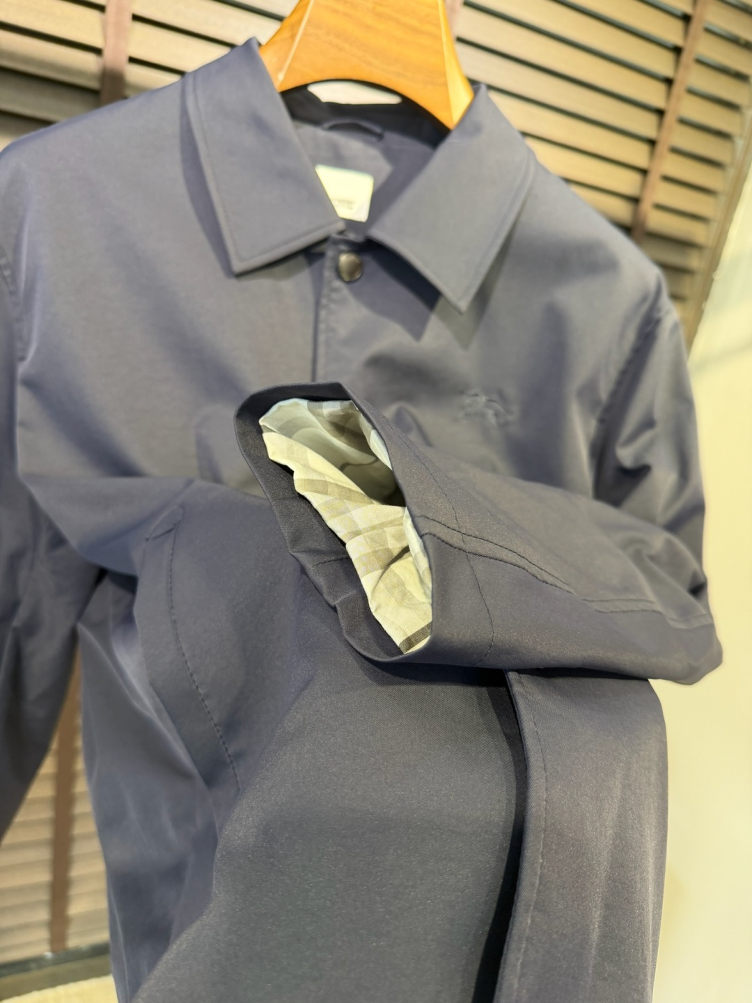 Bur&巴宝🎁2026SS新款夹克外套。柜子最新款，翻领设计，商务与休闲兼并；采用定制魂混纺桑蚕丝夹克面