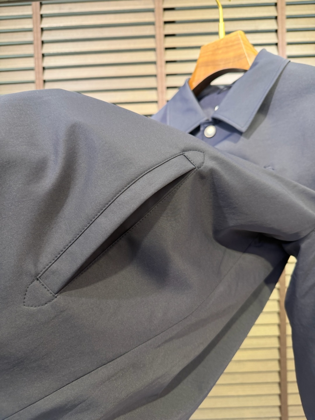 Bur&巴宝🎁2026SS新款夹克外套。柜子最新款，翻领设计，商务与休闲兼并；采用定制魂混纺桑蚕丝夹克面