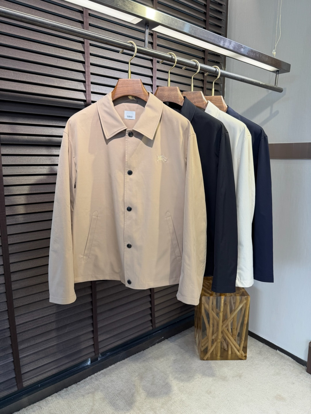 Bur&巴宝🎁2026SS新款夹克外套。柜子最新款，翻领设计，商务与休闲兼并；采用定制魂混纺桑蚕丝夹克面