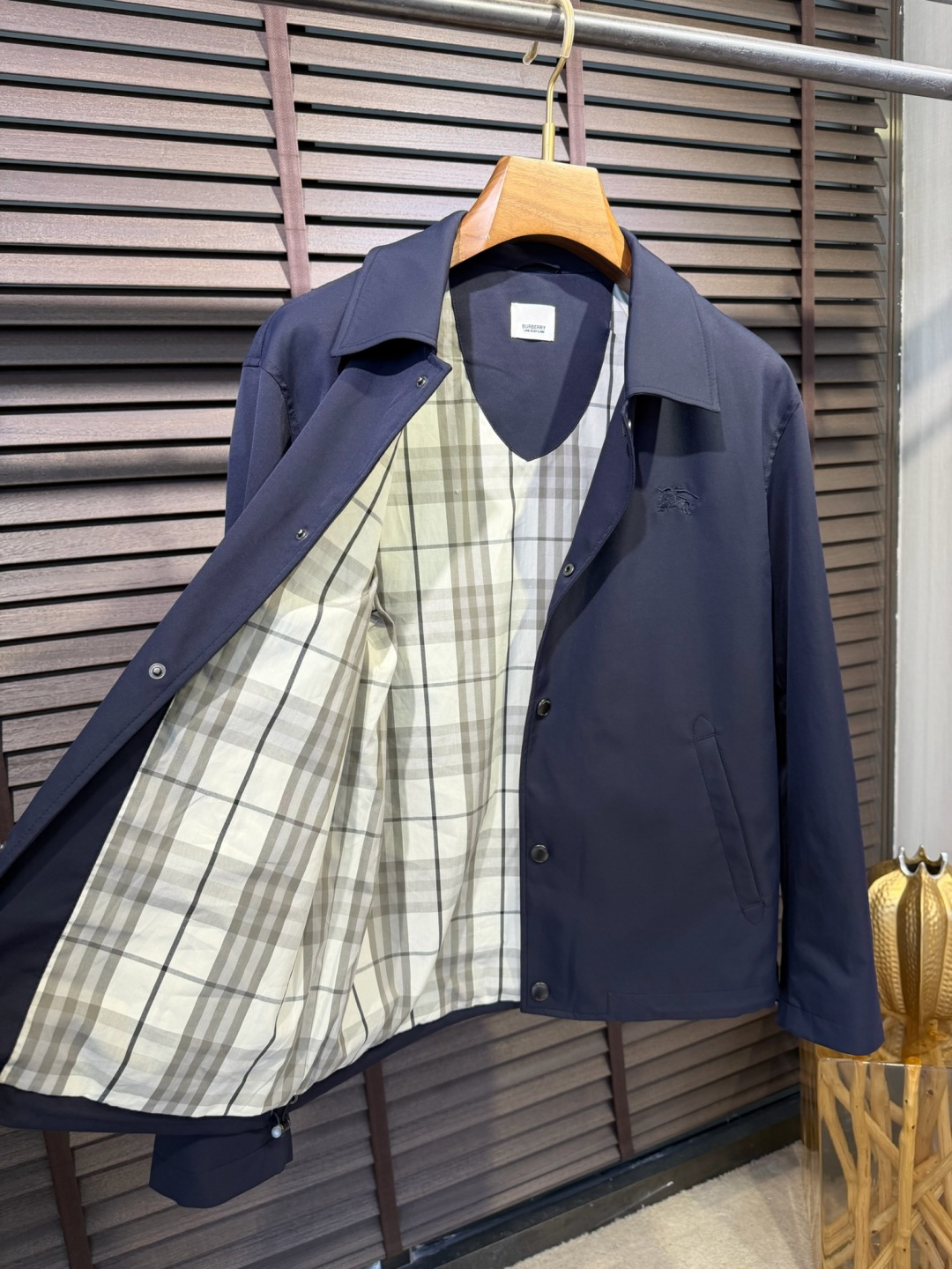 Bur&巴宝🎁2026SS新款夹克外套。柜子最新款，翻领设计，商务与休闲兼并；采用定制魂混纺桑蚕丝夹克面