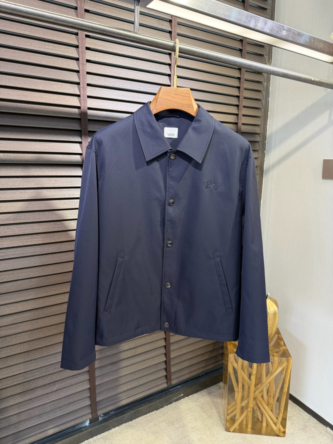 Bur&巴宝🎁2026SS新款夹克外套。柜子最新款，翻领设计，商务与休闲兼并；采用定制魂混纺桑蚕丝夹克面