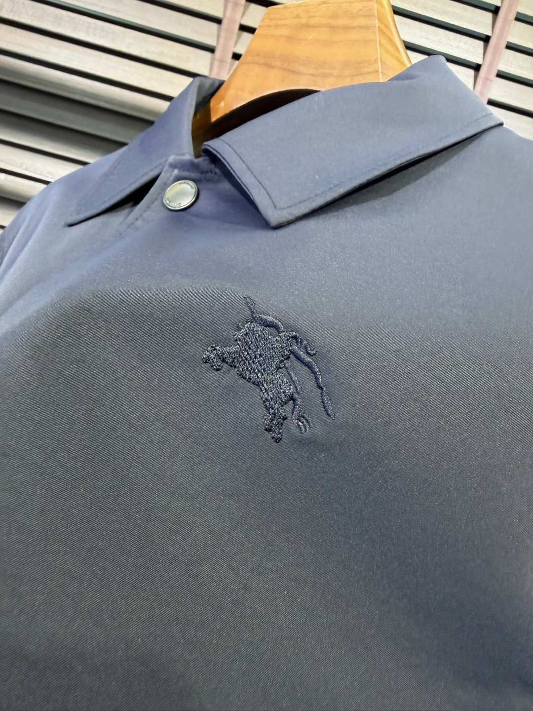 Bur&巴宝🎁2026SS新款夹克外套。柜子最新款，翻领设计，商务与休闲兼并；采用定制魂混纺桑蚕丝夹克面