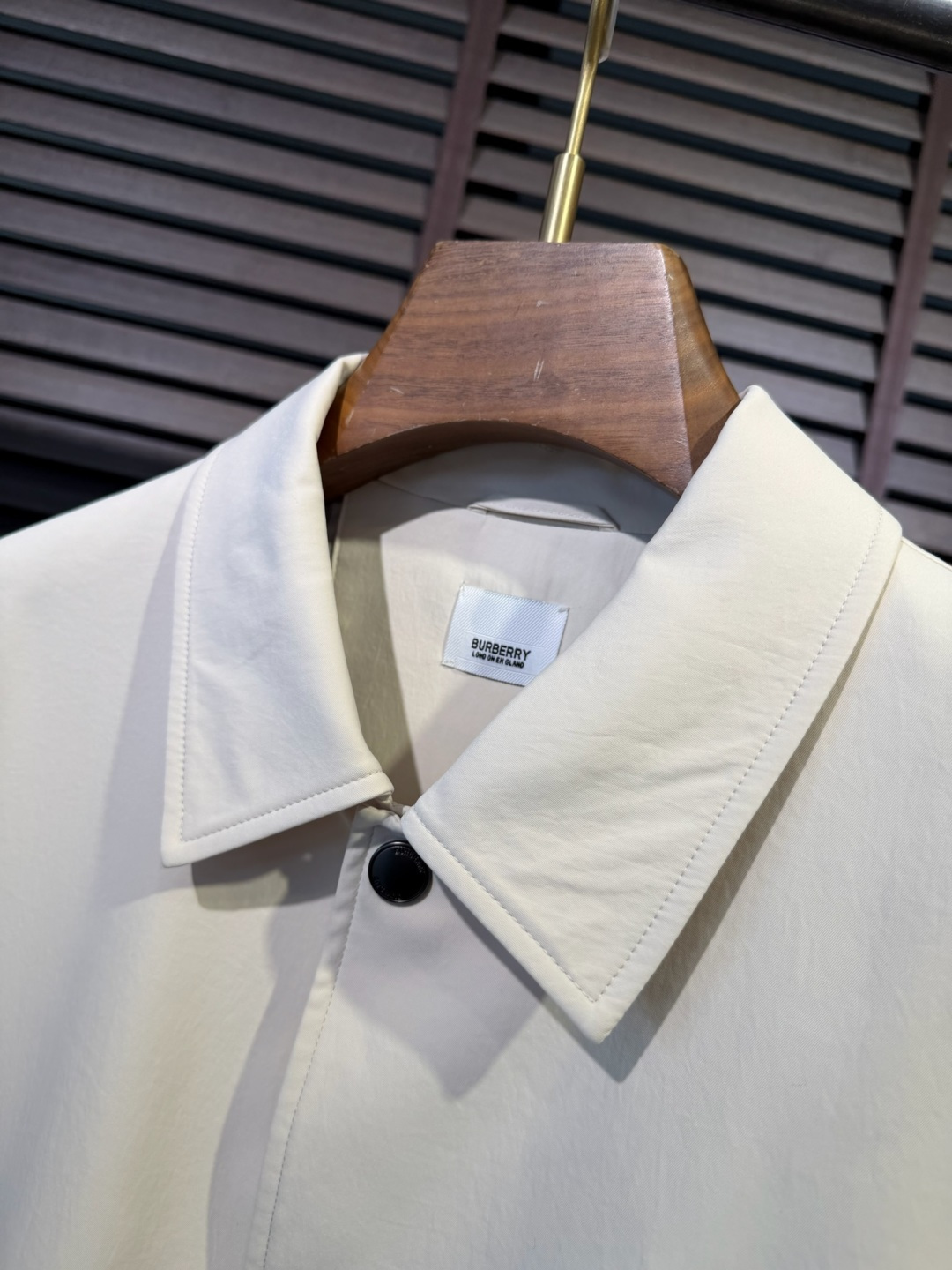 Bur&巴宝🎁2026SS新款夹克外套。柜子最新款，翻领设计，商务与休闲兼并；采用定制魂混纺桑蚕丝夹克面