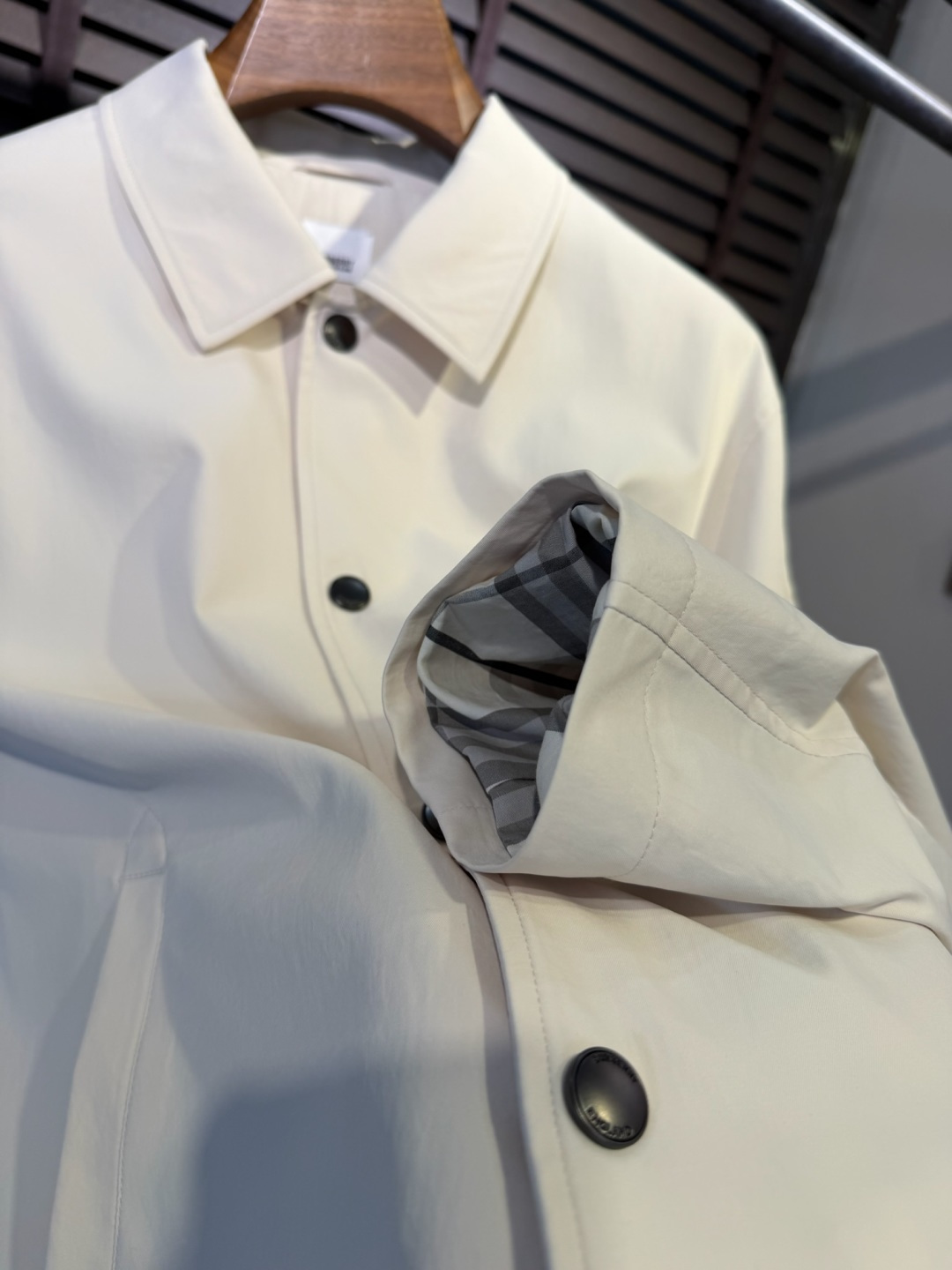 Bur&巴宝🎁2026SS新款夹克外套。柜子最新款，翻领设计，商务与休闲兼并；采用定制魂混纺桑蚕丝夹克面