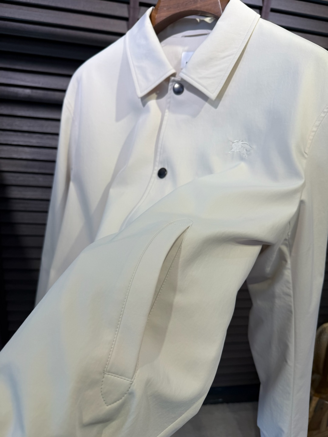 Bur&巴宝🎁2026SS新款夹克外套。柜子最新款，翻领设计，商务与休闲兼并；采用定制魂混纺桑蚕丝夹克面