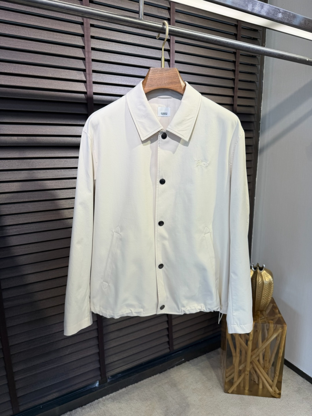 Bur&巴宝🎁2026SS新款夹克外套。柜子最新款，翻领设计，商务与休闲兼并；采用定制魂混纺桑蚕丝夹克面