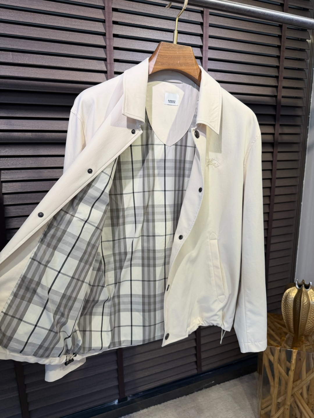 Bur&巴宝🎁2026SS新款夹克外套。柜子最新款，翻领设计，商务与休闲兼并；采用定制魂混纺桑蚕丝夹克面