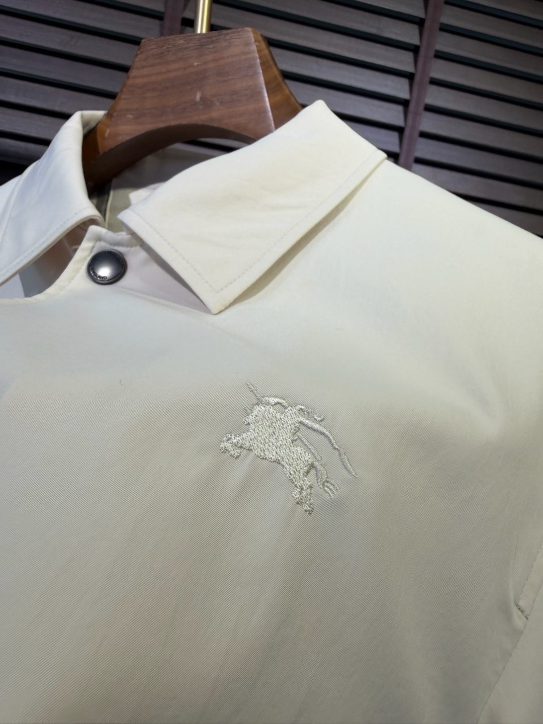 Bur&巴宝🎁2026SS新款夹克外套。柜子最新款，翻领设计，商务与休闲兼并；采用定制魂混纺桑蚕丝夹克面