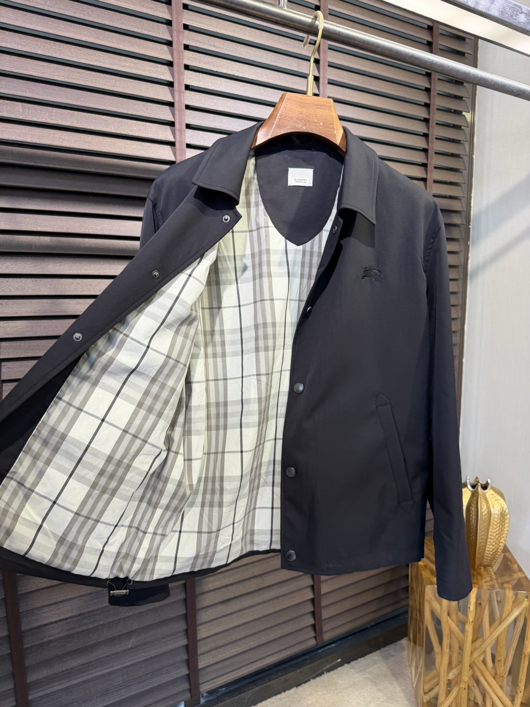 Bur&巴宝🎁2026SS新款夹克外套。柜子最新款，翻领设计，商务与休闲兼并；采用定制魂混纺桑蚕丝夹克面