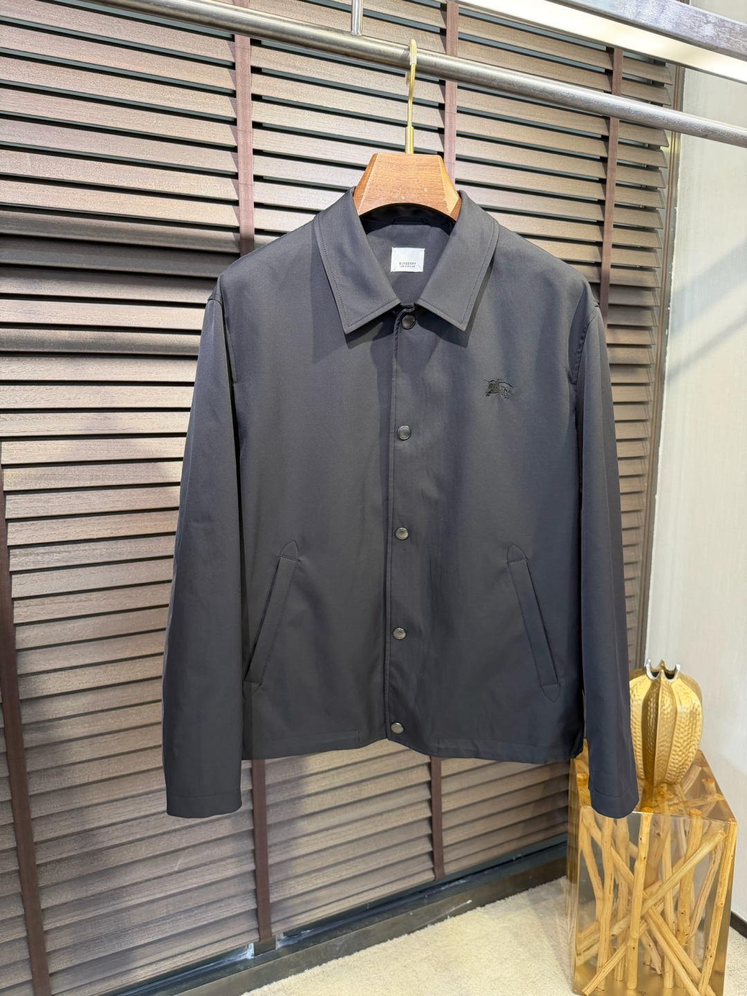 Bur&巴宝🎁2026SS新款夹克外套。柜子最新款，翻领设计，商务与休闲兼并；采用定制魂混纺桑蚕丝夹克面