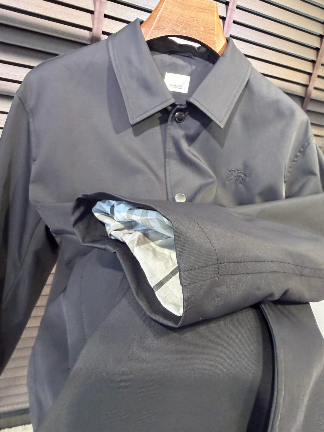 Bur&巴宝🎁2026SS新款夹克外套。柜子最新款，翻领设计，商务与休闲兼并；采用定制魂混纺桑蚕丝夹克面