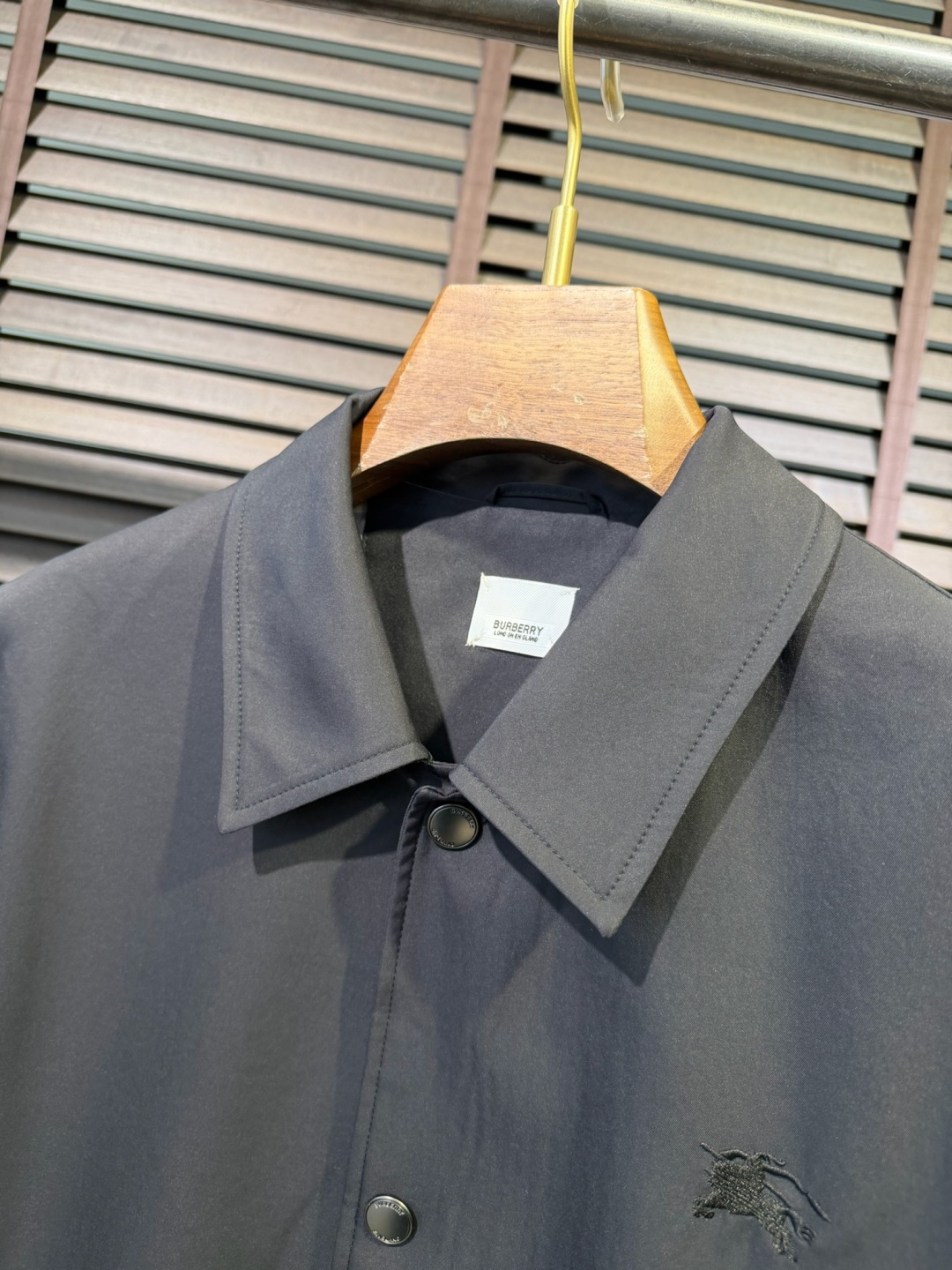 Bur&巴宝🎁2026SS新款夹克外套。柜子最新款，翻领设计，商务与休闲兼并；采用定制魂混纺桑蚕丝夹克面