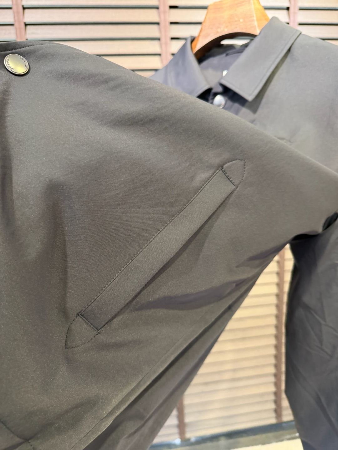 Bur&巴宝🎁2026SS新款夹克外套。柜子最新款，翻领设计，商务与休闲兼并；采用定制魂混纺桑蚕丝夹克面