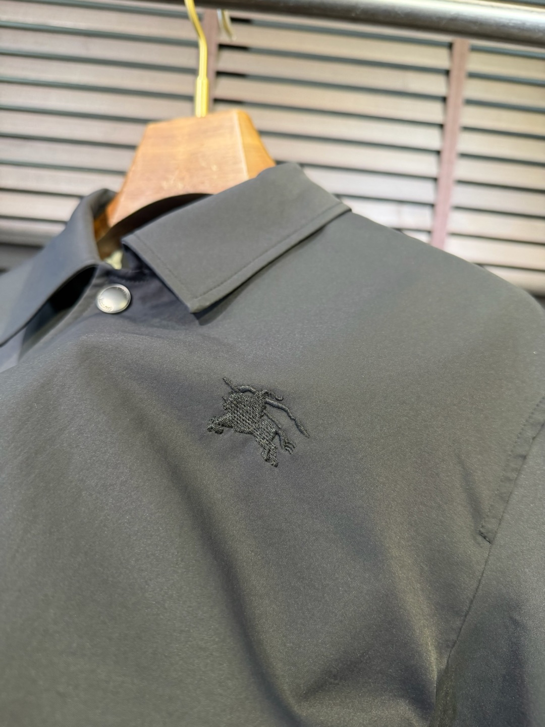 Bur&巴宝🎁2026SS新款夹克外套。柜子最新款，翻领设计，商务与休闲兼并；采用定制魂混纺桑蚕丝夹克面